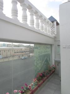 Balkón nebo terasa v ubytování أكواخ الدغاس بغرفه وجلسه خارجيه