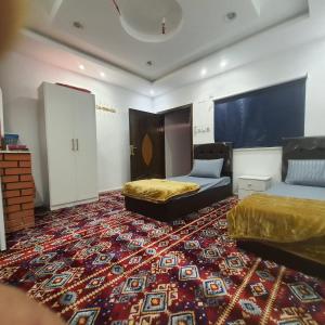 Postel nebo postele na pokoji v ubytování أكواخ الدغاس بغرفه وجلسه خارجيه