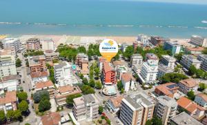eine Luftaufnahme einer Stadt mit einem Heißluftballon in der Unterkunft Family Hotel Mediterraneo - Azzurro Club in Cesenatico