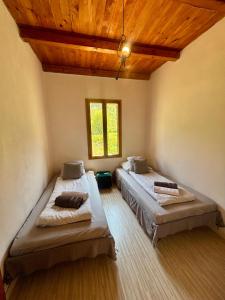 Dos camas en una habitación con techo de madera. en Stiniva beach house, en Brusje