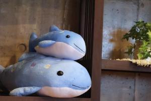 a couple of stuffed animals sitting on a shelf at 恩納村リゾート貸別荘 COCO PLUS No2 in Onna