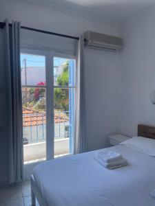 A bed or beds in a room at Agnàntema Portside Stays Skiathos