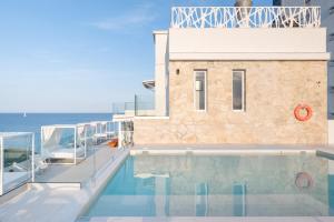 Bazén v ubytování Hotel Planamar by Escampa Hotels nebo v jeho okolí
