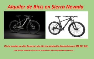 dwa rowery zaparkowane obok siebie w obiekcie TODOSIERRANEVADA - 2 DORMITORIOS REFORMADO MONTBLANC - Junto a los Telecabinas w mieście Sierra Nevada