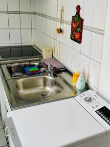 Un fregadero de acero inoxidable en una cocina pequeña. en Home Wilma, en Berlín