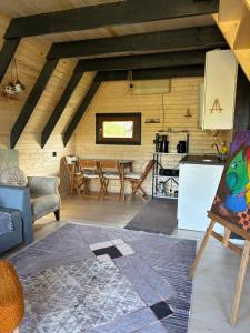 a living room with a table and a kitchen at Karahan bungalov in Tayakadın