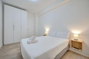 a bedroom with a large white bed and two lamps at Maturana by Clabao in Logroño