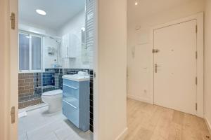 a bathroom with a toilet and a sink at Maturana by Clabao in Logroño +25 photos