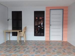 ein Zimmer mit einem Tisch und einer weißen Tür in der Unterkunft Transient Staycations home in Balibago + 9 Fotos