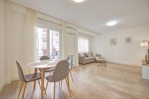 a white living room with a table and chairs at Maturana by Clabao in Logroño