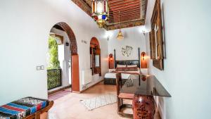 un soggiorno con lavandino e una camera da letto di Riad le dromadaire bleu by Weekome a Marrakech