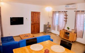 a living room with a blue couch and a table at Résidence comme à la maison in Lomé