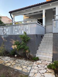 una casa con una escalera de hormigón y un balcón en Sea Garden House Mandre, en Mandre