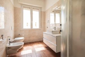 Et badeværelse på Vintage Sea Apartment