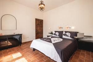 En eller flere senge i et værelse på Vintage Sea Apartment