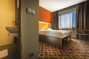 Postel nebo postele na pokoji v ubytování Qubus Hotel Żory