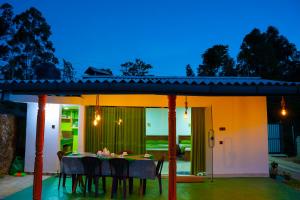een tafel en stoelen op het terras van een huis bij Lina Eco Cottage - Ella in Ella