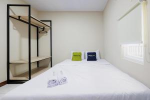 Ένα ή περισσότερα κρεβάτια σε δωμάτιο στο Urbanview Petukangan Mansion Jakarta