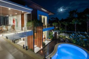 ein Haus mit Swimmingpool bei Nacht in der Unterkunft Villa Ines by BaliSuperHost in Mengwi + 39 Fotos