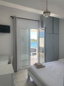 A bed or beds in a room at Agnàntema Portside Stays Skiathos