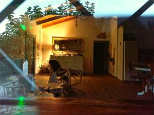 Una sala de estar con una mesa y sillas y un televisor. en Elaia Rest House Retreat in nature, en Fréngaina