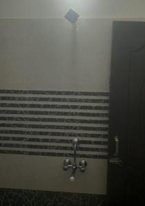 eine Toilettenkabine mit einem Urinal mit einer amerikanischen Flagge in der Unterkunft Chandra Leelas Ashirwad Cottage in Mukteswar