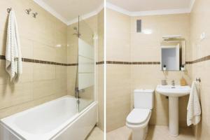 łazienka z wanną, toaletą i umywalką w obiekcie DV Properties Residencial Apartment #P4F2 w Maladze