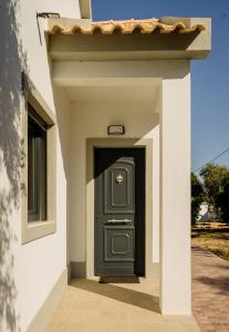 una puerta verde en el costado de un edificio en Quinta Alto da Capela, en Setúbal 84 fotos más