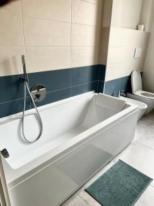 bagno con vasca bianca e servizi igienici di Conte Camillo a Cotignola