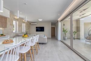 Μια τηλεόραση ή/και κέντρο ψυχαγωγίας στο Villa Navelina +86 φωτογραφίες