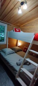 Ένα ή περισσότερα κρεβάτια σε δωμάτιο στο Le petit chalet des Vosges proche Gerardmer