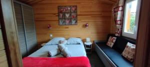 Ένα ή περισσότερα κρεβάτια σε δωμάτιο στο Le petit chalet des Vosges proche Gerardmer