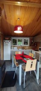 Η κουζίνα ή μικρή κουζίνα στο Le petit chalet des Vosges proche Gerardmer