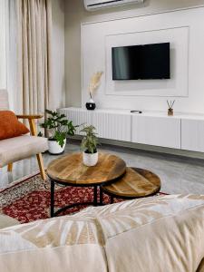 Μια τηλεόραση ή/και κέντρο ψυχαγωγίας στο The Luxe Loft Apartments
