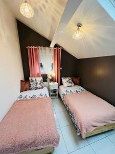 a bedroom with two beds and a window at PARIS 20 min ORLY Aeroport 10 min Maison Paradis vert in Villeneuve-le-Roi