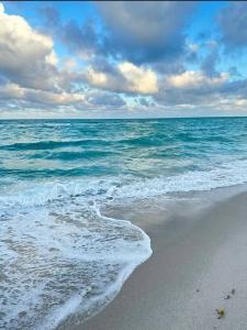 - une plage avec l'océan et un ciel nuageux dans l'établissement الصيف احلى فى الساحل, à El Alamein