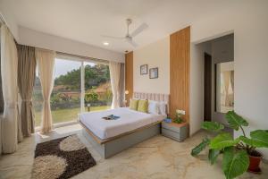 Ένα ή περισσότερα κρεβάτια σε δωμάτιο στο SaffronStays Flora +30 φωτογραφίες