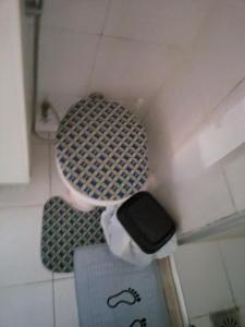 baño con asiento de inodoro en una habitación en Free Life, en Río de Janeiro 8 fotos más