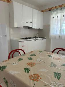 A kitchen or kitchenette at Appartamenti Vacanze Minervino