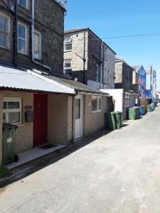 バーマスにあるBarmouth Beach Ground Floor Studioの建物が立ち並ぶ街の空っぽの通り