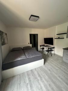 Una cama o camas en una habitación de Penzion Fortuna Žatec