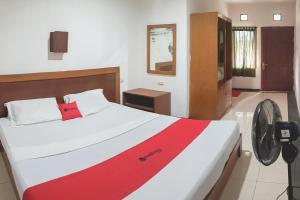 Letto o letti in una camera di RedDoorz Plus At Hotel Sofia Pangandaran