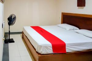 Letto o letti in una camera di RedDoorz Plus At Hotel Sofia Pangandaran