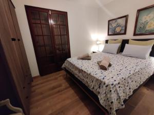 a bedroom with a bed in a room at Chambre d'Hôte minutes away from Bordeaux Centre in Blanquefort