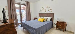 a bedroom with a bed with a television and a dresser at Villa Maria in Trani