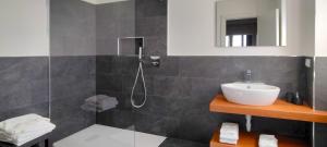 a bathroom with a sink and a shower at Casa 24 - Trilocale con Vista Lago, Giardino e Idromassaggio Gonfiabile in Arizzano +27 photos