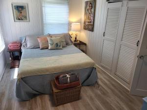 - une chambre avec un lit et un panier dans l'établissement Crescent Vintage Cottage, à Myrtle Beach