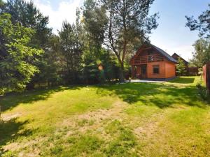 a large yard with a house in the background at Słoneczny Domek Radawa in Radawa