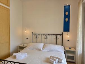 een slaapkamer met een bed met twee handdoeken erop bij Bedda Mia - Lipari in Lipari