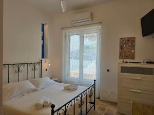 een slaapkamer met een bed met twee handdoeken erop bij Bedda Mia - Lipari in Lipari